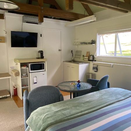 Superb Studio Retreat With Spa, Pool & Bbq Access Whanganui Eksteriør billede