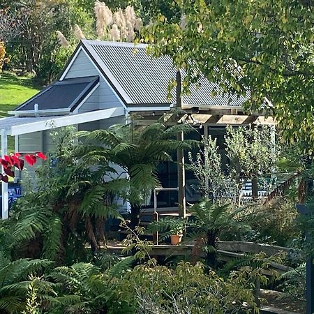 Superb Studio Retreat With Spa, Pool & Bbq Access Whanganui Eksteriør billede