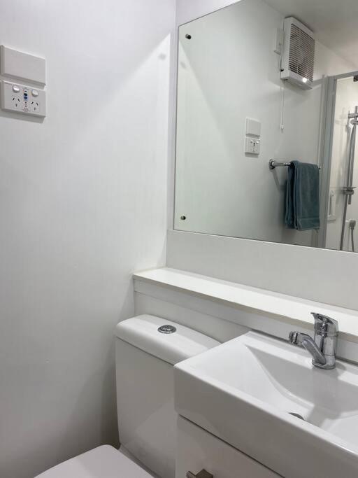Superb Studio Retreat With Spa, Pool & Bbq Access Whanganui Eksteriør billede