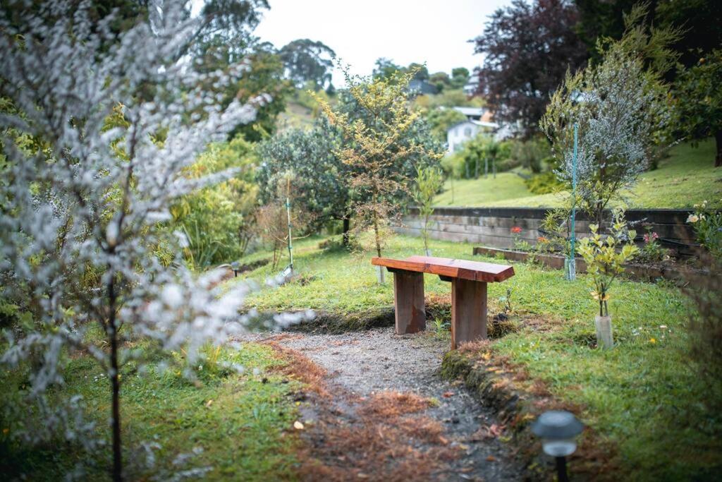 Superb Studio Retreat With Spa, Pool & Bbq Access Whanganui Eksteriør billede