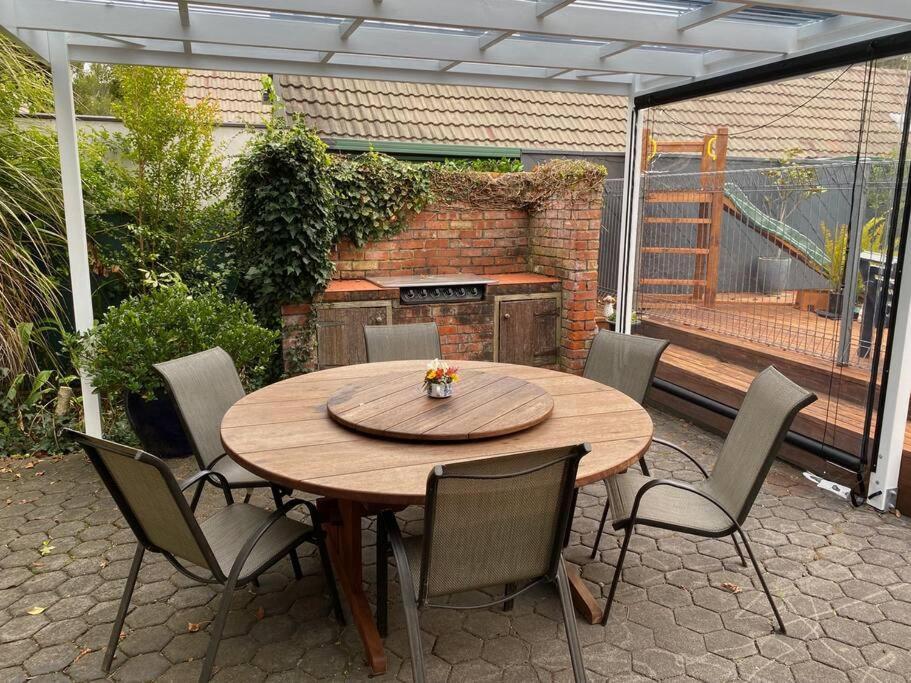 Superb Studio Retreat With Spa, Pool & Bbq Access Whanganui Eksteriør billede