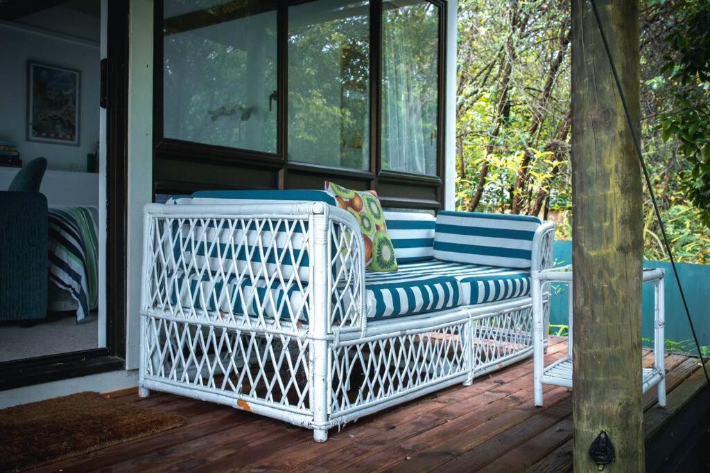 Superb Studio Retreat With Spa, Pool & Bbq Access Whanganui Eksteriør billede
