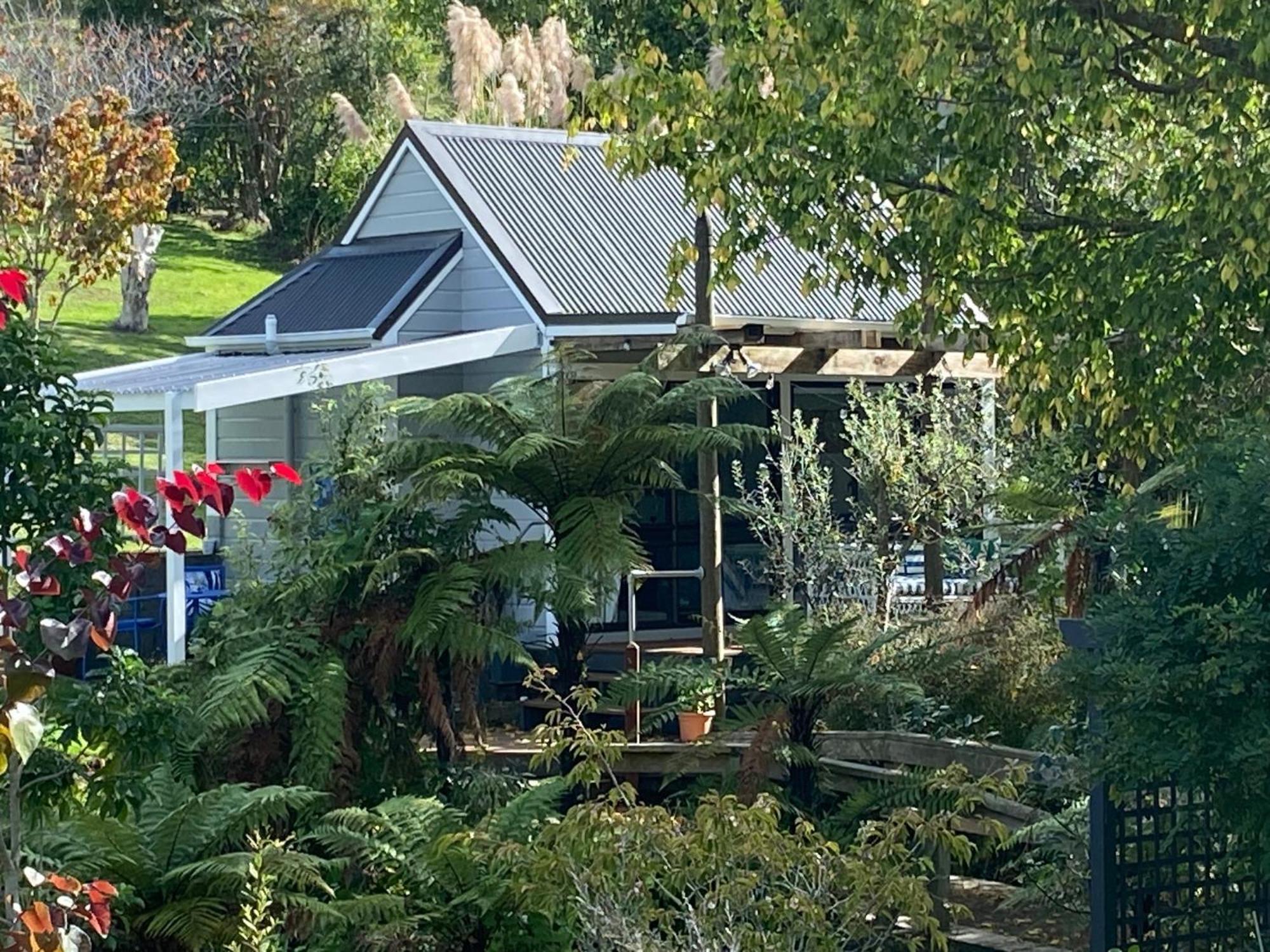 Superb Studio Retreat With Spa, Pool & Bbq Access Whanganui Eksteriør billede